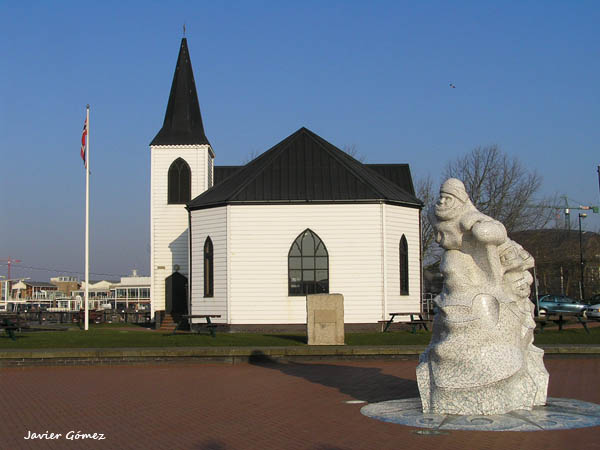 Iglesia noruega en la bahía